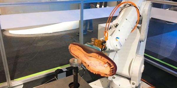 某鞋廠 以2000轉速度將鞋底放在打磨機下面打磨，沒有想到會這樣的